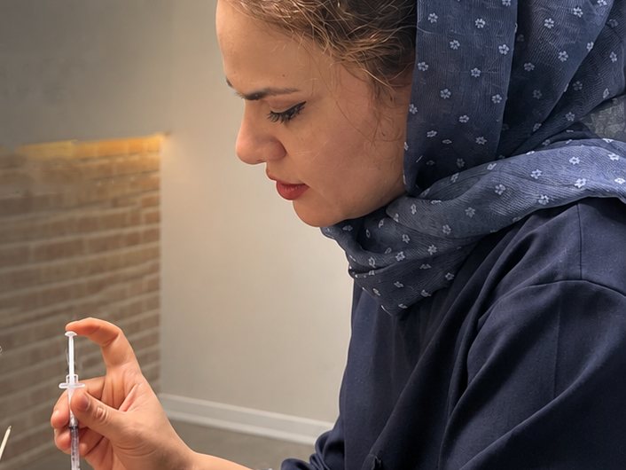 دکتر صحاف در حال آمادهسازی تزریق بوتاکس در مطب